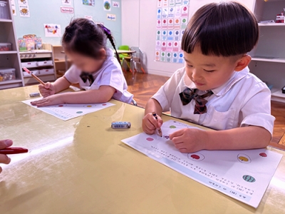 鉛筆を正しく持ってワークやひらがな練習をする生徒たち