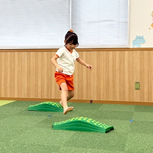 体育の授業でサーキット遊びを楽しむ生徒