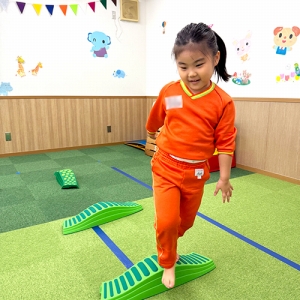 体育の授業でサーキット遊びを楽しむ生徒