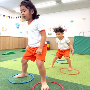 体育の授業でサーキット遊びを楽しむ生徒