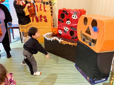 ハロウィーンパーティーのボールトスを楽しむ子ども