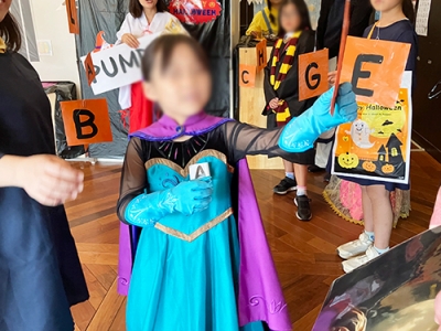 ハロウィーンパーティーのスペリングゲームに参加する子どもたち