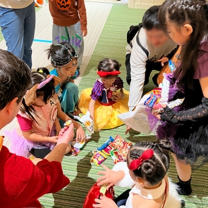 たくさんのお菓子に集まる子どもたち
