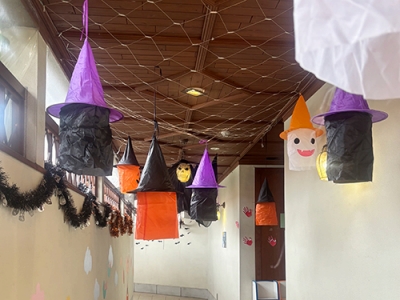 天井から吊るされたハロウィーンランタンの飾り付け