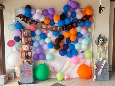 ハロウィーンパーティーのフォトスポットの飾り付け