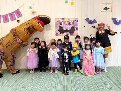 キンダースクールのハロウィーンイベントの様子