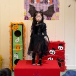 コスチュームショーの舞台に立つ生徒