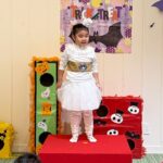 コスチュームショーの舞台に立つ生徒