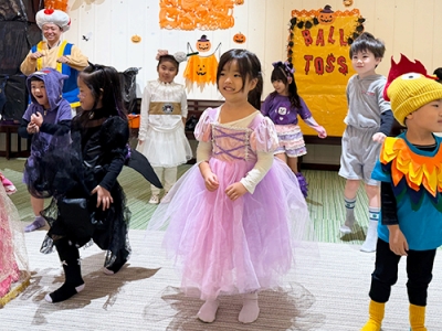 仮装をしてモンスターフリーズゲームに挑戦する生徒