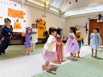 モンスターフリーズゲームに挑戦する生徒たち