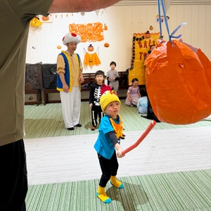 ピニャータを割ろうとする生徒