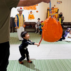 ピニャータを割りをする生徒