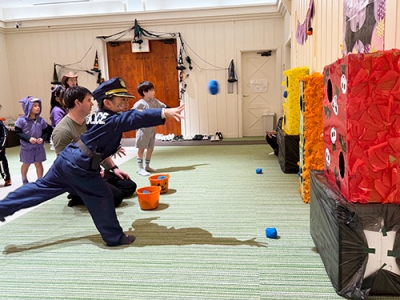 的にボールを投げる生徒たち