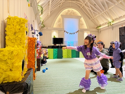 的をめがけてボールを入れる生徒