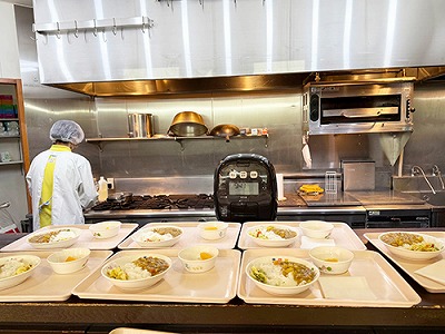給食の準備をする調理員