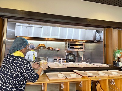 給食の準備をする調理員