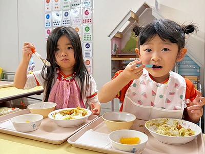 給食を食べる生徒たち