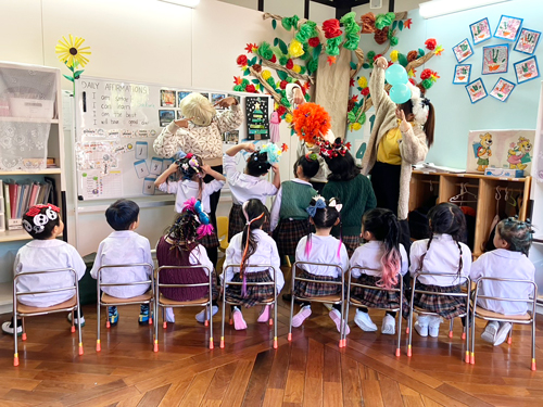 CrazyHairDayの生徒と先生の後ろ姿