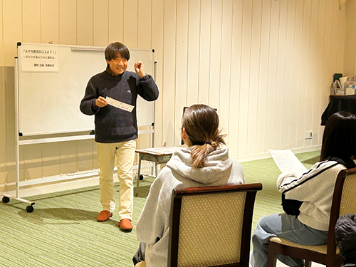 保護者を前に講演をする近藤真庸先生