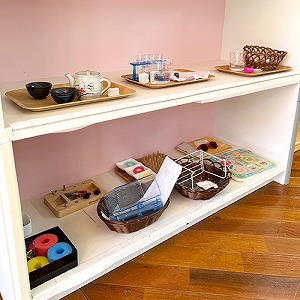 モンテッソーリの教具が並ぶ棚