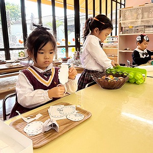 真剣な表情で教具に取り組む生徒たち