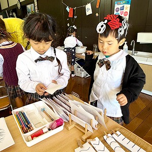 自由に自分のやりたいことを選ぶ生徒たち