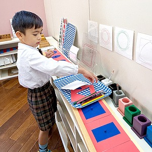 興味のある教具を集める生徒