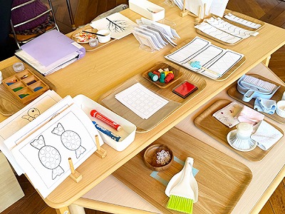モンテッソーリの教具が並ぶ棚