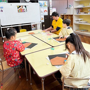 先生と一緒に作品づくりをすすめる生徒たち