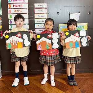 完成した作品を見せる生徒たち