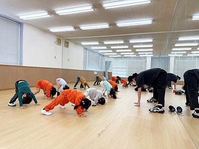 ダンスレッスンの準備体操の様子