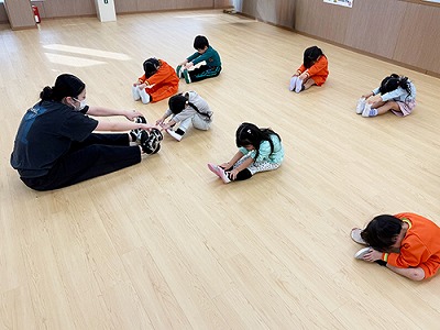 ダンスレッスンの準備体操の様子