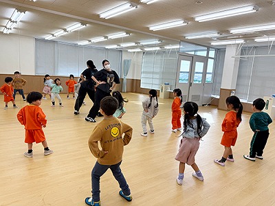 ダンスレッスンの準備体操の様子