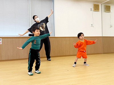 2人ペアで課題曲のダンス練習