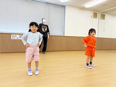 2人ペアで課題曲のダンス練習