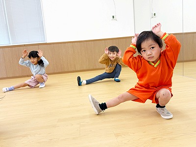 ダンスレッスンでポーズをきめる生徒たち