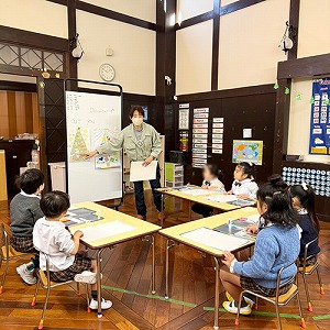 Arts&Craftsの授業を受ける生徒たち