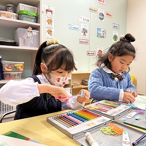 真剣な表情でクリスマスツリーを製作する生徒たち