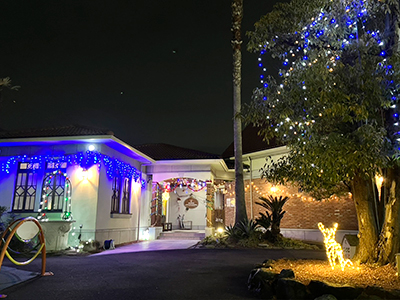 建物を彩るママーズキッズアカデミーのクリスマスイルミネーション