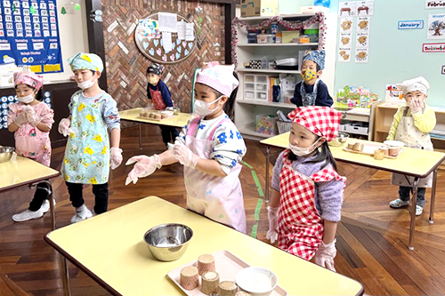 ウィンタースクールでカップケーキ作りに挑戦する生徒たち