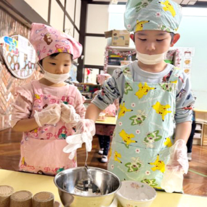 真剣な表情で砂糖の量を計る生徒たち