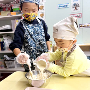 ボールにミルクとオイルを加える生徒たち