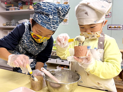 慎重に生地をカップに入れる生徒たち