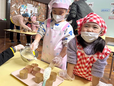 生地をカップに入れる生徒たち