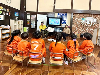 先生を囲み円になって授業を受ける生徒たち