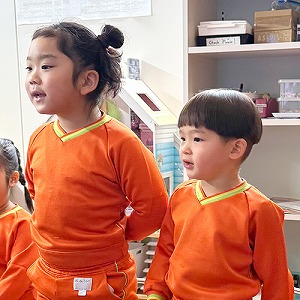 歌をうたう生徒たち