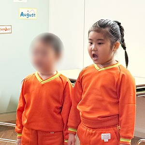 歌をうたう生徒たち