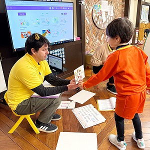 英語が書かれたカードを指さしながら答える生徒