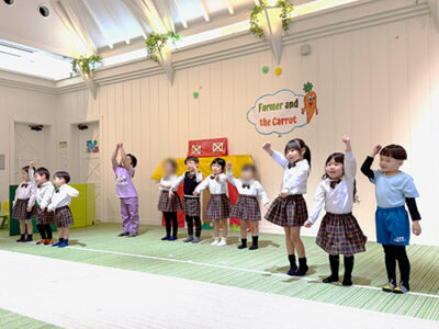 生活発表会の合同練習で元気よく拳を上げる生徒たち