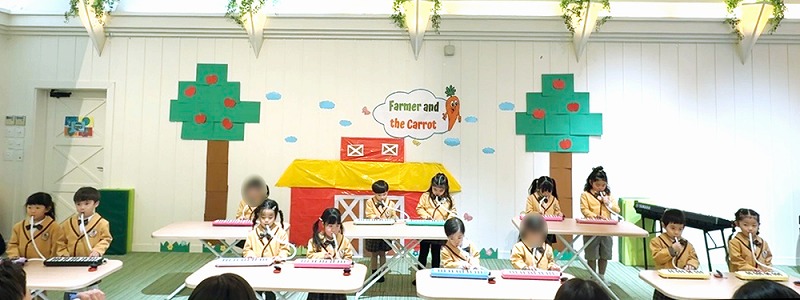 鍵盤ハーモニカを披露する生徒たち